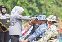 Gubernur Jawa Timur Khofifah Indar Parawansa saat memimpin prosesi pembaretan 1.334 taruna-taruni dari enam SMAN Taruna Jawa Timur di Pusdik Brimob Watukosek, Pasuruan, Kamis (8/10/2026). (Dok. Ho/RadarBangsa.co.id) 