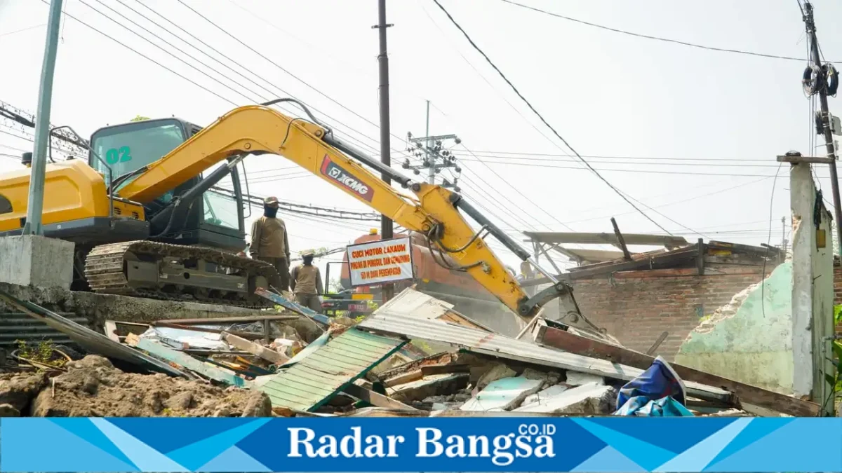 Petugas gabungan membongkar bangunan liar di sepanjang Frontage Road Sidoarjo, Rabu (21/10/2026). (Dok. Ho/RadarBangsa.co.id)