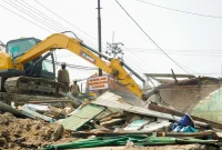 Petugas gabungan membongkar bangunan liar di sepanjang Frontage Road Sidoarjo, Rabu (21/10/2026). (Dok. Ho/RadarBangsa.co.id)