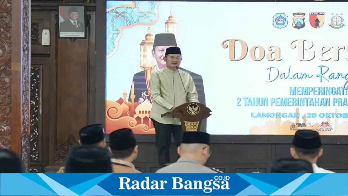 Bupati Lamongan Yuhronur Efendi saat kegiatan doa bersama memperingati dua tahun pemerintahan Presiden Prabowo Subianto dan Wakil Presiden Gibran Rakabuming Raka di Pendopo Lokatantra, Selasa (20/10/2026). (Dok. Ho/RadarBangsa.co.id)