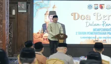 Bupati Lamongan Yuhronur Efendi saat kegiatan doa bersama memperingati dua tahun pemerintahan Presiden Prabowo Subianto dan Wakil Presiden Gibran Rakabuming Raka di Pendopo Lokatantra, Selasa (20/10/2026). (Dok. Ho/RadarBangsa.co.id)