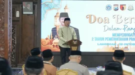 Bupati Lamongan Yuhronur Efendi saat kegiatan doa bersama memperingati dua tahun pemerintahan Presiden Prabowo Subianto dan Wakil Presiden Gibran Rakabuming Raka di Pendopo Lokatantra, Selasa (20/10/2026). (Dok. Ho/RadarBangsa.co.id)