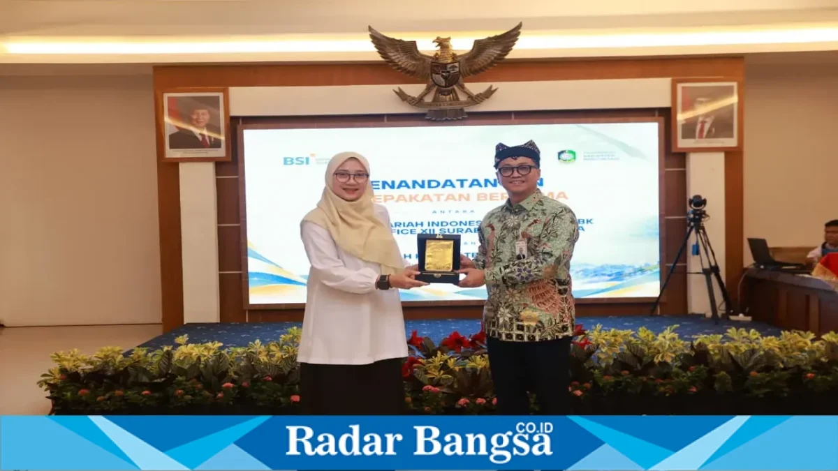 Bupati Banyuwangi Ipuk Fiestiandani bersama Regional CEO RO XII Surabaya Bali Nusra BSI Muhammad Arif Gunawan saat penandatanganan nota kesepahaman kerja sama di Banyuwangi, Rabu (7/10/2026). (Dok. Ho/RadarBangsa.co.id)