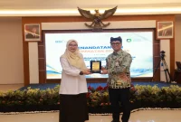 Bupati Banyuwangi Ipuk Fiestiandani bersama Regional CEO RO XII Surabaya Bali Nusra BSI Muhammad Arif Gunawan saat penandatanganan nota kesepahaman kerja sama di Banyuwangi, Rabu (7/10/2026). (Dok. Ho/RadarBangsa.co.id)