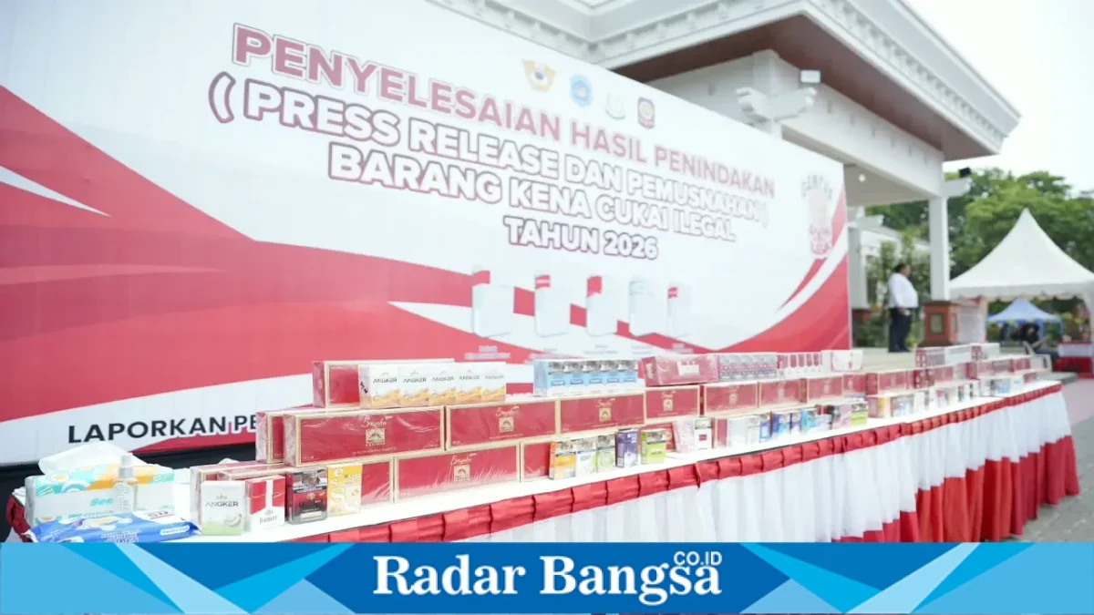 Barang bukti rokok ilegal yang ditampilkan dalam kegiatan penyelesaian hasil penindakan dan pemusnahan barang kena cukai ilegal tahun 2026. (Foto Ho/RadarBangsa.co.id).