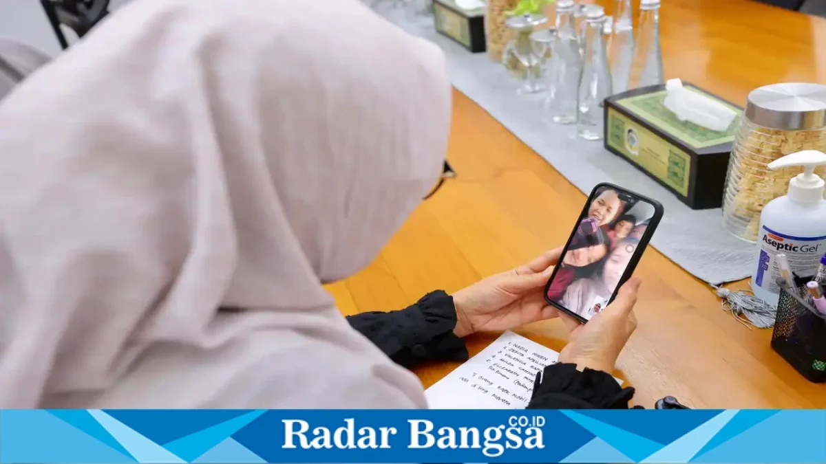 Bupati Banyuwangi Ipuk Fiestiandani menyapa penari dan pendamping Gandrung Sewu melalui panggilan video pada Rabu (21/10/2026) setelah mereka selamat dari kebakaran kapal. (Dok. Ho/RadarBangsa.co.id)