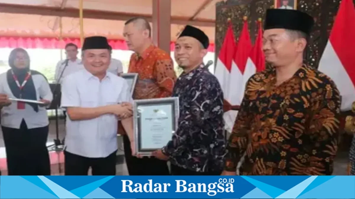 Wakil Bupati Bangkalan Moh. Fauzan Ja’far bersama Ketua PMI Kabupaten Bangkalan Moh. Sa’a Ashjari menyerahkan pin dan piagam penghargaan kepada pendonor darah sukarela, Rabu (7/10/2026). (Dok. Ho/RadarBangsa.co.id)