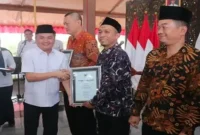 Wakil Bupati Bangkalan Moh. Fauzan Ja’far bersama Ketua PMI Kabupaten Bangkalan Moh. Sa’a Ashjari menyerahkan pin dan piagam penghargaan kepada pendonor darah sukarela, Rabu (7/10/2026). (Dok. Ho/RadarBangsa.co.id)