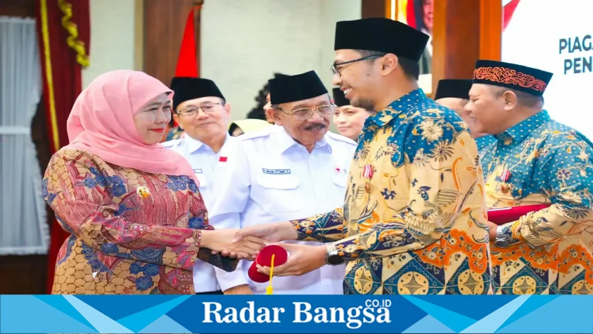 Gubernur Jawa Timur Khofifah Indar Parawansa saat menghadiri pendonor darah sukarela di Gedung Negara Grahadi, Surabaya, Kamis (1/10). (Dok. Ho/RadarBangsa.co.id)