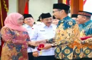 Gubernur Jawa Timur Khofifah Indar Parawansa saat menghadiri  pendonor darah sukarela di Gedung Negara Grahadi, Surabaya, Kamis (1/10). (Dok. Ho/RadarBangsa.co.id)