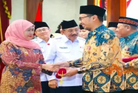Gubernur Jawa Timur Khofifah Indar Parawansa saat menghadiri pendonor darah sukarela di Gedung Negara Grahadi, Surabaya, Kamis (1/10). (Dok. Ho/RadarBangsa.co.id)