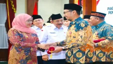 Gubernur Jawa Timur Khofifah Indar Parawansa saat menghadiri  pendonor darah sukarela di Gedung Negara Grahadi, Surabaya, Kamis (1/10). (Dok. Ho/RadarBangsa.co.id)