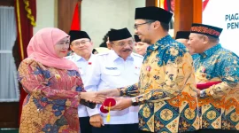 Gubernur Jawa Timur Khofifah Indar Parawansa saat menghadiri  pendonor darah sukarela di Gedung Negara Grahadi, Surabaya, Kamis (1/10). (Dok. Ho/RadarBangsa.co.id)