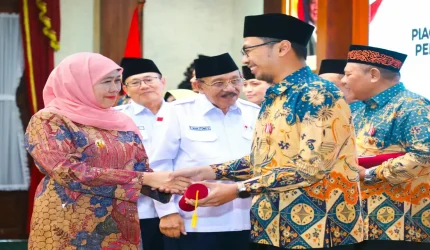 Gubernur Jawa Timur Khofifah menyerahkan penghargaan kepada pendonor darah sukarela di Gedung Negara Grahadi Surabaya.
