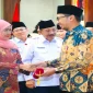 Gubernur Jawa Timur Khofifah Indar Parawansa saat menghadiri  pendonor darah sukarela di Gedung Negara Grahadi, Surabaya, Kamis (1/10). (Dok. Ho/RadarBangsa.co.id)