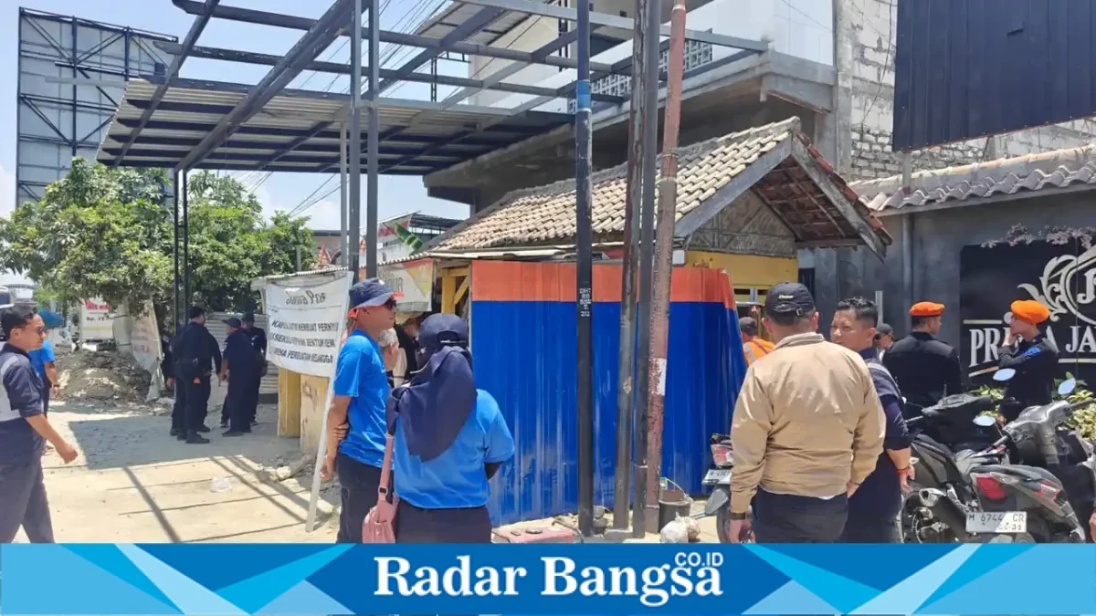 Penertiban bangunan di area aset KAI di Desa Larangan Tokol, Kecamatan Tlanakan, Kabupaten Pamekasan, Rabu (21/10/2026). (Dok. Ho/KAI Daop 8 Surabaya)