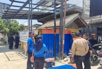 Penertiban bangunan di area aset KAI di Desa Larangan Tokol, Kecamatan Tlanakan, Kabupaten Pamekasan, Rabu (21/10/2026). (Dok. Ho/KAI Daop 8 Surabaya)