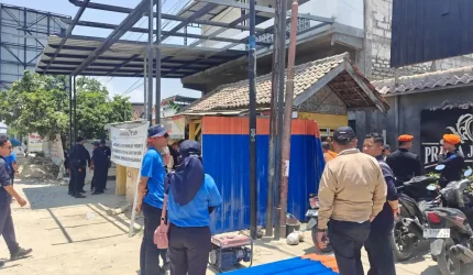 Petugas KAI saat penertiban bangunan di Desa Larangan Tokol, Kecamatan Tlanakan, Kabupaten Pamekasan.