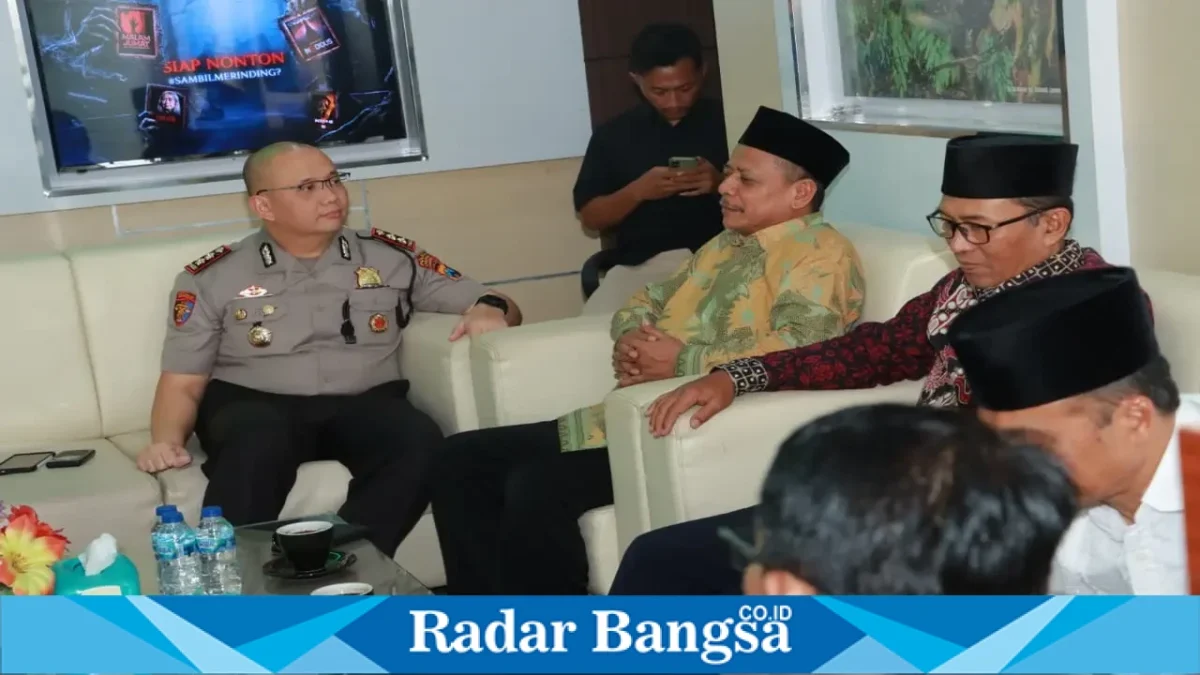 Kapolres Lamongan AKBP Adhytiawarman Gautama Putra bersama pengurus PCNU dan PD Muhammadiyah Kabupaten Lamongan saat kegiatan silaturahmi di Lobby Polres Lamongan, Selasa (20/10/2026). (Dok. Humas Polres Lamongan/RadarBangsa.co.id)