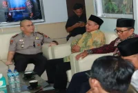 Kapolres Lamongan AKBP Adhytiawarman Gautama Putra bersama pengurus PCNU dan PD Muhammadiyah Kabupaten Lamongan saat kegiatan silaturahmi di Lobby Polres Lamongan, Selasa (20/10/2026). (Dok. Humas Polres Lamongan/RadarBangsa.co.id)