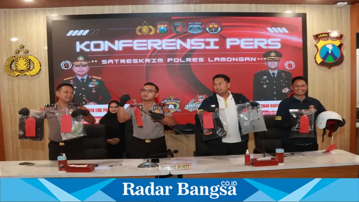 Wakapolres Lamongan bersama jajaran Satreskrim saat konferensi pers pengungkapan kasus pengeroyokan remaja di Ruang RTD Polres Lamongan, Selasa (20/10/2026). (Dok. Ho/RadarBangsa.co.id)