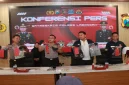 Wakapolres Lamongan bersama jajaran Satreskrim saat konferensi pers pengungkapan kasus pengeroyokan remaja di Ruang RTD Polres Lamongan, Selasa (20/10/2026). (Dok. Ho/RadarBangsa.co.id)