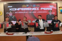 Wakapolres Lamongan bersama jajaran Satreskrim saat konferensi pers pengungkapan kasus pengeroyokan remaja di Ruang RTD Polres Lamongan, Selasa (20/10/2026). (Dok. Ho/RadarBangsa.co.id)