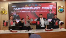 Wakapolres Lamongan bersama jajaran Satreskrim saat konferensi pers pengungkapan kasus pengeroyokan remaja di Ruang RTD Polres Lamongan, Selasa (20/10/2026). (Dok. Ho/RadarBangsa.co.id)