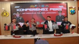 Wakapolres Lamongan bersama jajaran Satreskrim saat konferensi pers pengungkapan kasus pengeroyokan remaja di Ruang RTD Polres Lamongan, Selasa (20/10/2026). (Dok. Ho/RadarBangsa.co.id)