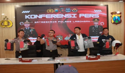 Wakapolres Lamongan bersama jajaran Satreskrim menyampaikan pengungkapan kasus pengeroyokan remaja di Polres Lamongan.