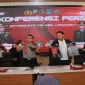 Wakapolres Lamongan bersama jajaran Satreskrim saat konferensi pers pengungkapan kasus pengeroyokan remaja di Ruang RTD Polres Lamongan, Selasa (20/10/2026). (Dok. Ho/RadarBangsa.co.id)