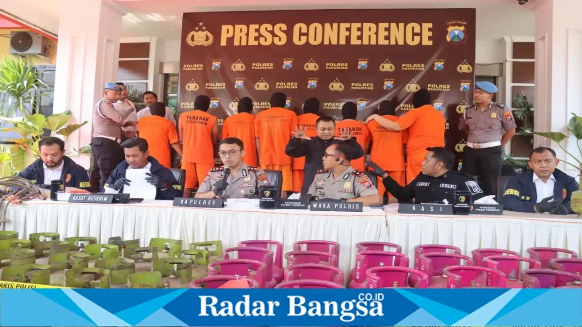 Polres Pasuruan mengamankan barang bukti tabung LPG dan peralatan yang diduga digunakan dalam praktik pengoplosan di Kecamatan Rembang, Kabupaten Pasuruan. (Dok. Ho/RadarBangsa.co.id)