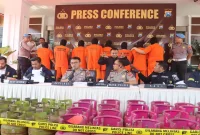 Polres Pasuruan mengamankan barang bukti tabung LPG dan peralatan yang diduga digunakan dalam praktik pengoplosan di Kecamatan Rembang, Kabupaten Pasuruan. (Dok. Ho/RadarBangsa.co.id)