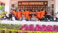 Polres Pasuruan mengamankan barang bukti tabung LPG dan peralatan yang diduga digunakan dalam praktik pengoplosan di Kecamatan Rembang, Kabupaten Pasuruan. (Dok. Ho/RadarBangsa.co.id)