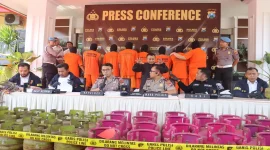 Polres Pasuruan mengamankan barang bukti tabung LPG dan peralatan yang diduga digunakan dalam praktik pengoplosan di Kecamatan Rembang, Kabupaten Pasuruan. (Dok. Ho/RadarBangsa.co.id)