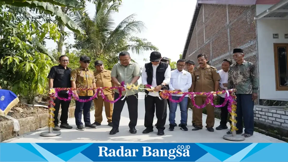 Bupati Lamongan Yuhronur Efendi bersama anggota DPR RI dan jajaran OPD saat meninjau pembangunan infrastruktur jalan di Kabupaten Lamongan, Selasa (13/10/2026). (Dok. Ho/Pemkab Lamongan)