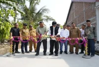 Bupati Lamongan Yuhronur Efendi bersama anggota DPR RI dan jajaran OPD saat meninjau pembangunan infrastruktur jalan di Kabupaten Lamongan, Selasa (13/10/2026). (Dok. Ho/Pemkab Lamongan)