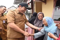Bupati Subandi  saat peninjauan rumah warga yang dijadwalkan mendapat bantuan perbaikan RTLH di Kecamatan Sidoarjo. (Dok. Ho/RadarBangsa.co.id).