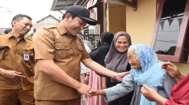 Bupati Subandi  saat peninjauan rumah warga yang dijadwalkan mendapat bantuan perbaikan RTLH di Kecamatan Sidoarjo. (Dok. Ho/RadarBangsa.co.id).