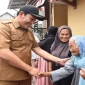 Bupati Subandi  saat peninjauan rumah warga yang dijadwalkan mendapat bantuan perbaikan RTLH di Kecamatan Sidoarjo. (Dok. Ho/RadarBangsa.co.id).