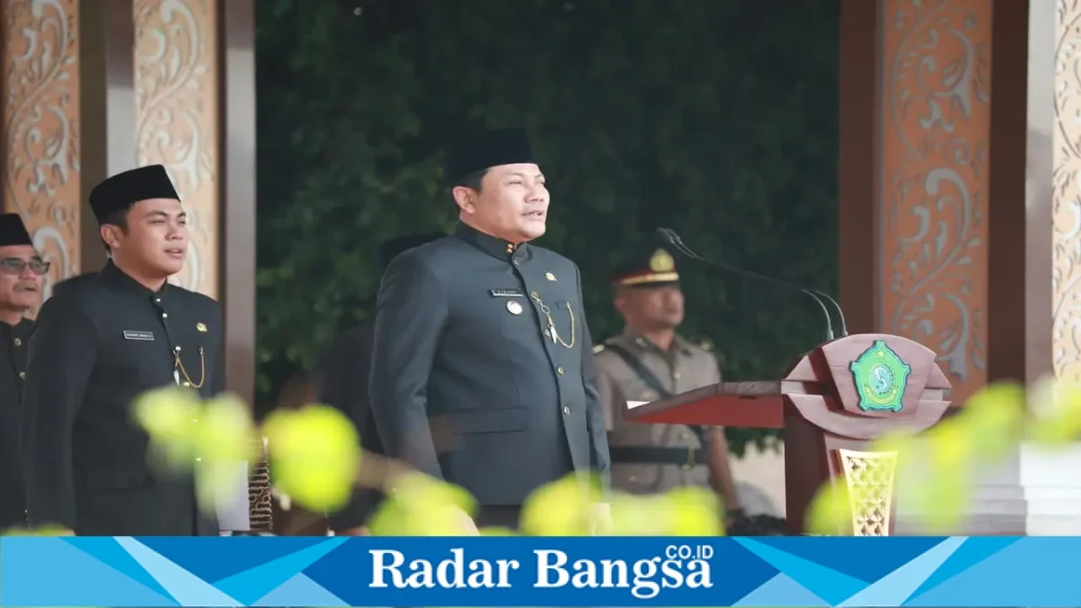 Bupati Sidoarjo Subandi memimpin upacara peringatan Hari Jadi ke-81 Provinsi Jawa Timur di Alun-Alun Sidoarjo, Senin (12/10/2026). (Dok. Ho/Pemkab Sidoarjo)