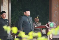 Bupati Sidoarjo Subandi memimpin upacara peringatan Hari Jadi ke-81 Provinsi Jawa Timur di Alun-Alun Sidoarjo, Senin (12/10/2026). (Dok. Ho/Pemkab Sidoarjo)