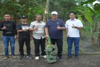 Bupati Asahan Taufik Zainal Abidin saat melakukan panen perdana Pisang Kepok Abu yang dikembangkan PT Hijau Surya, Minggu (4/10/2026). (Dok. Ho/RadarBangsa.co.id)