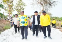 Bupati Lamongan Yuhronur Efendi bersama anggota Komisi V DPR RI Ali Mufthi saat meninjau pembangunan infrastruktur PISEW di ruas Sumberagung–Sedayulawas, Kabupaten Lamongan. (Dok. Ho/RadarBangsa.co.id)