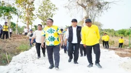 Bupati Lamongan Yuhronur Efendi bersama anggota Komisi V DPR RI Ali Mufthi saat meninjau pembangunan infrastruktur PISEW di ruas Sumberagung–Sedayulawas, Kabupaten Lamongan. (Dok. Ho/RadarBangsa.co.id)