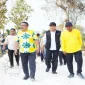 Bupati Lamongan Yuhronur Efendi bersama anggota Komisi V DPR RI Ali Mufthi saat meninjau pembangunan infrastruktur PISEW di ruas Sumberagung–Sedayulawas, Kabupaten Lamongan. (Dok. Ho/RadarBangsa.co.id)