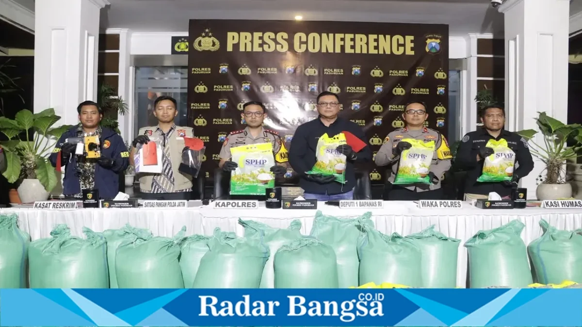 Polisi menunjukkan barang bukti beras SPHP yang diduga dikemas ulang dalam pengungkapan kasus di Kecamatan Beji, Kabupaten Pasuruan, Jumat (30/10/2026). (Dok. Ho/RadarBangsa.co.id)