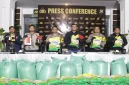 Polisi menunjukkan barang bukti beras SPHP yang diduga dikemas ulang dalam pengungkapan kasus di Kecamatan Beji, Kabupaten Pasuruan, Jumat (30/10/2026). (Dok. Ho/RadarBangsa.co.id)
