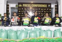 Polisi menunjukkan barang bukti beras SPHP yang diduga dikemas ulang dalam pengungkapan kasus di Kecamatan Beji, Kabupaten Pasuruan, Jumat (30/10/2026). (Dok. Ho/RadarBangsa.co.id)