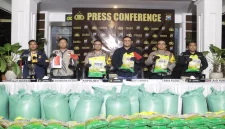 Polisi menunjukkan barang bukti beras SPHP yang diduga dikemas ulang dalam pengungkapan kasus di Kecamatan Beji, Kabupaten Pasuruan, Jumat (30/10/2026). (Dok. Ho/RadarBangsa.co.id)